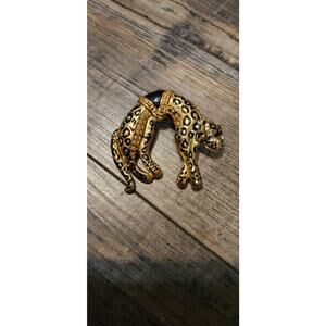 Vintage Gold Toned Leopard pin With Movable Tail Brooch. Box33